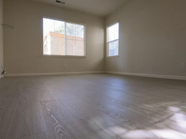 811 Ellerbrook St — Photo 3