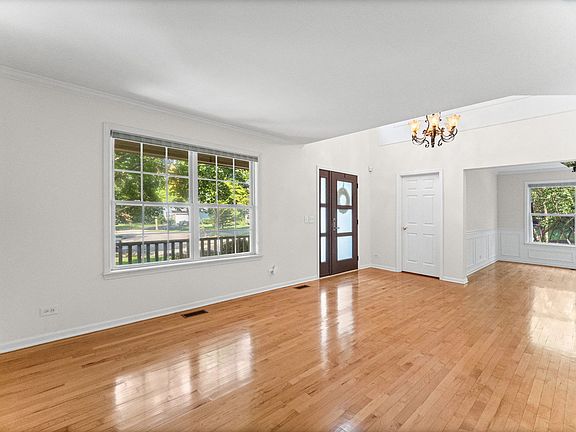 3rd image of 9 Lake Gillilan Ct