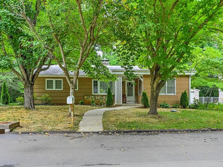 292 White Pine Dr — Photo 2