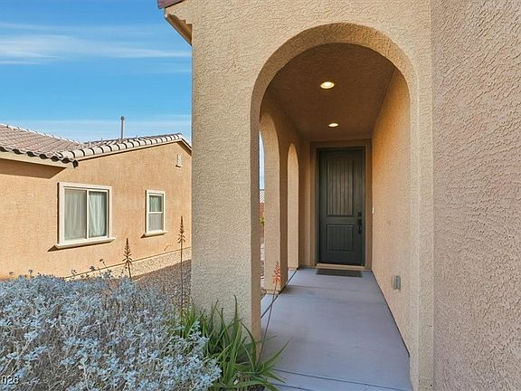 3rd image of 825 Fox Mountain Ct