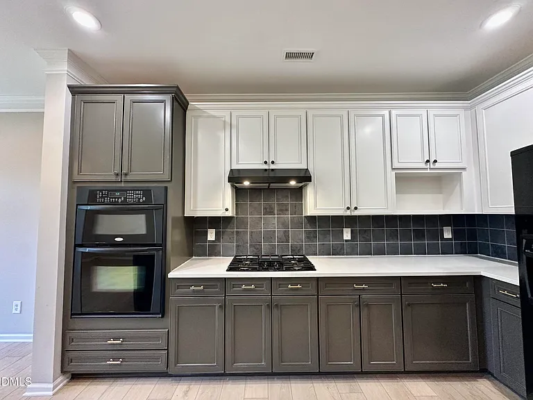 323 Longchamp Ln — Photo 16