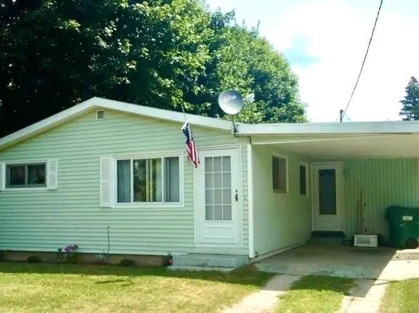 221 S 5th St, Edmore, MI 48829