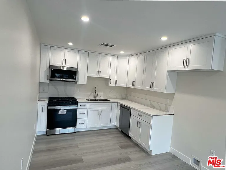 8550 Gloria Ave — Photo 1