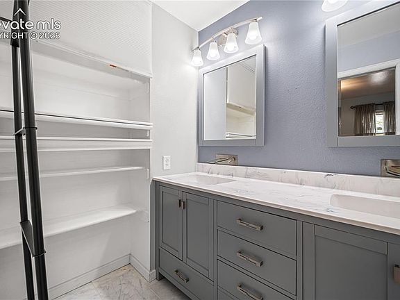 4th image of 25 Fordham Cir