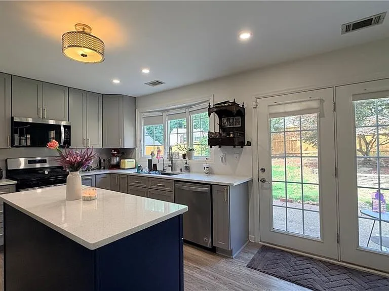 100 Taylors Spring Ct — Photo 7