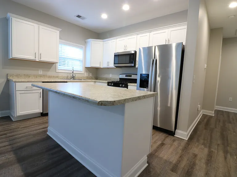 383 E Woodland Dr — Photo 5