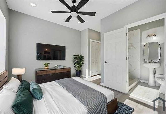 4th image of 2427 W Oakdale St