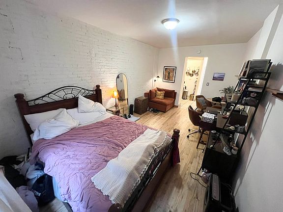 2nd image of 10 W 76th St APT 1C