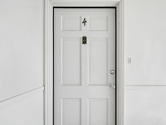 2nd image of 651 Midvale Ave #4