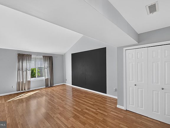 5th image of 471 Bridge St
