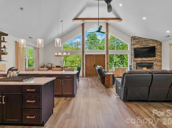 143 Burnside Trl, Hendersonville, NC 28792