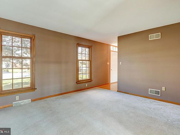 5th image of 110 Chelsea Loop