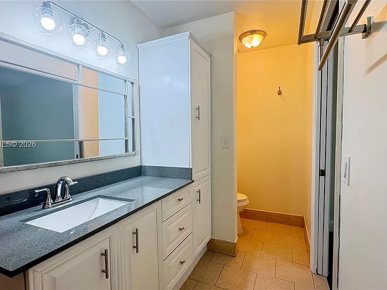 821 W Beckley Sq — Photo 11