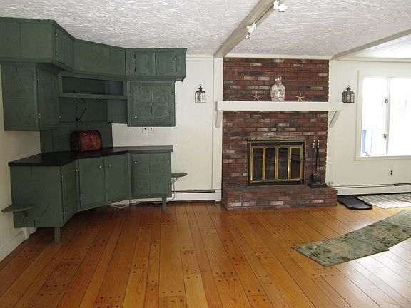 5th image of 585 Essex St