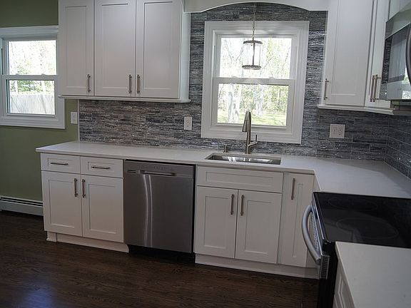 5th image of 735 Old Medford Ave