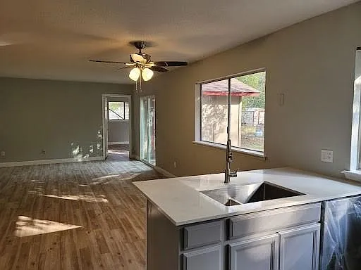 4 bed, 2.0 bath, 1656 sqft, $2,095 — Photo 3