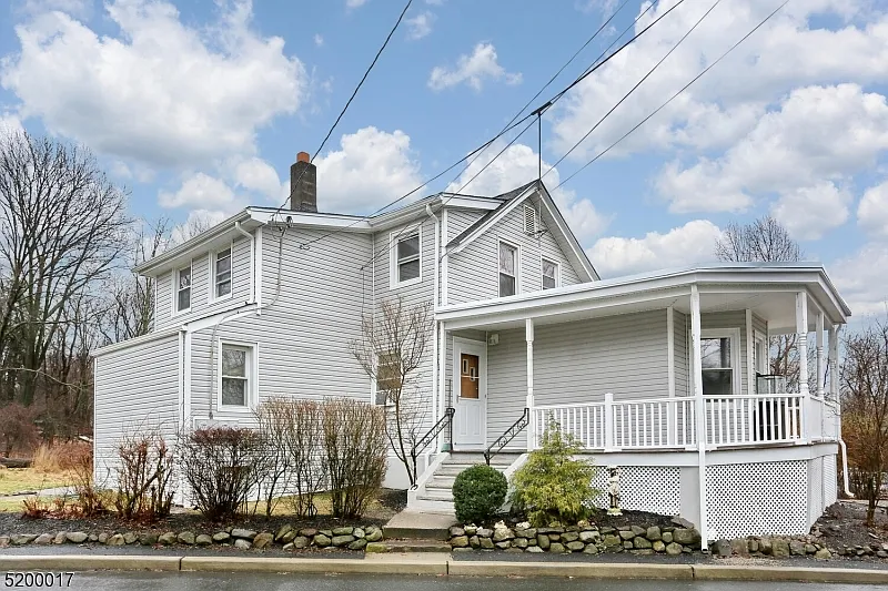 154 Oakwood Ave photo 1