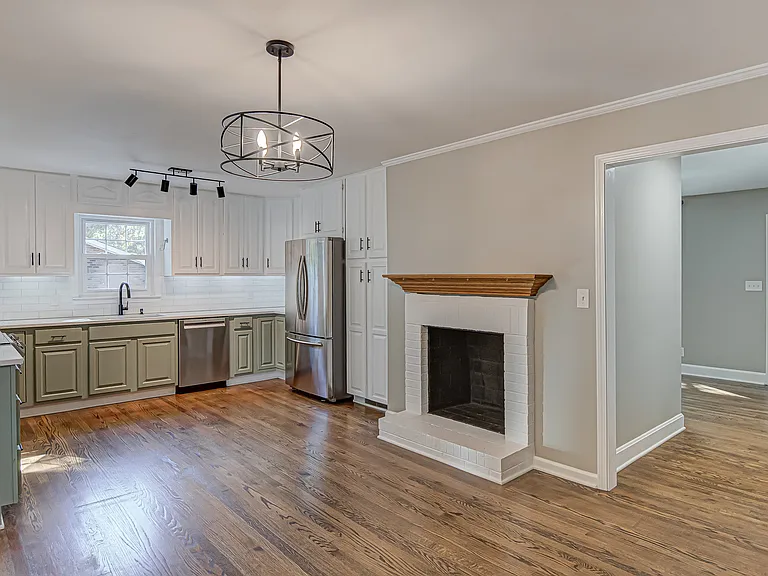 Kitchen & dining area