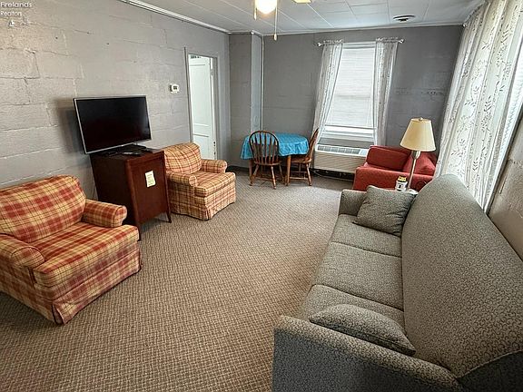 4th image of 242 N Worthy St