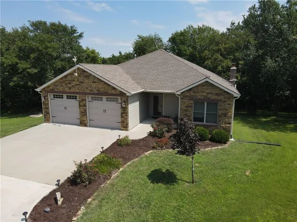 32564 204th St, Leavenworth, KS 66048