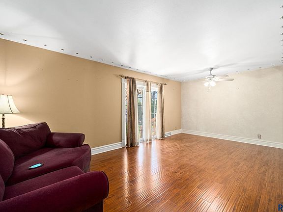 3rd image of 833 E Pam Rd