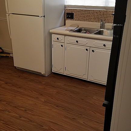 3rd image of 690 Charvel Dr