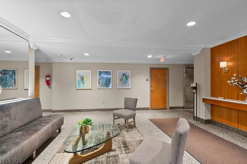 2 bed, 1.0 bath, $2,800 — Photo 3