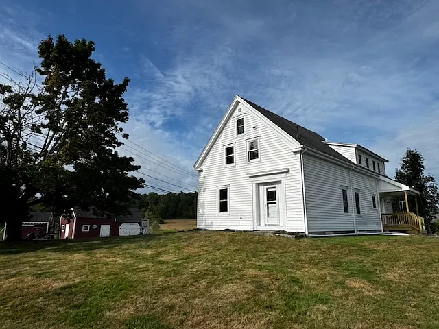 3 bed, 1.5 bath, 1950 sqft, $2,200 — Photo 3