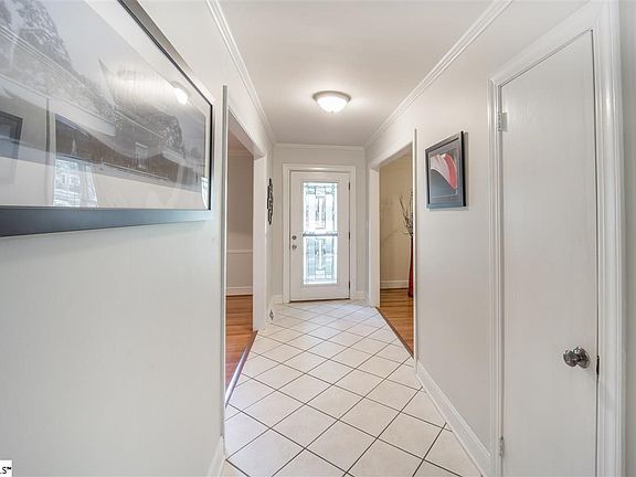 3rd image of 20 Windemere Dr