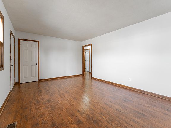 4th image of 209 Pleasant St