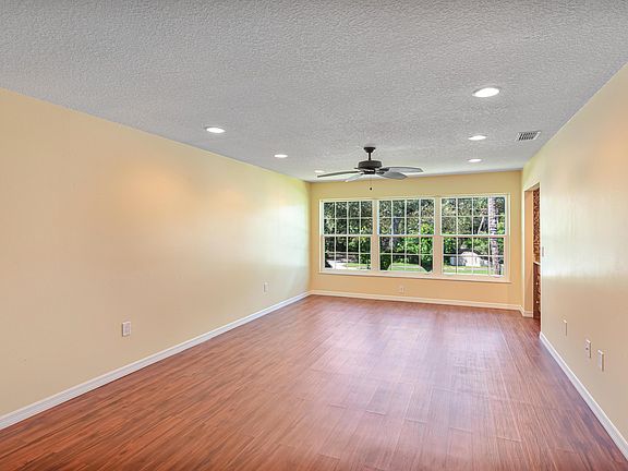 5th image of 900 Jasmine Ln #203