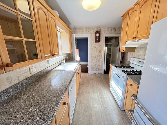 3rd image of 3934 Van Buren St NE