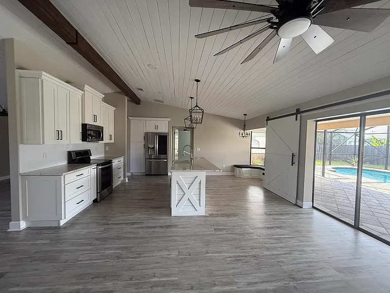1017 SE Walters Ter — Photo 17