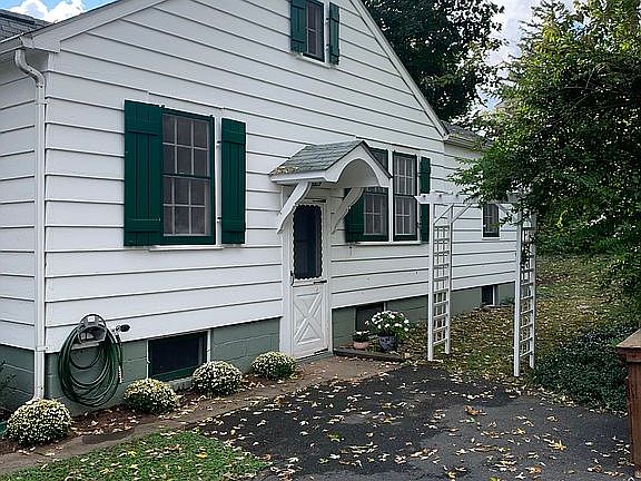 Side entrance 