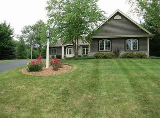 220 Lake Ridge Dr, Dousman, WI 53118