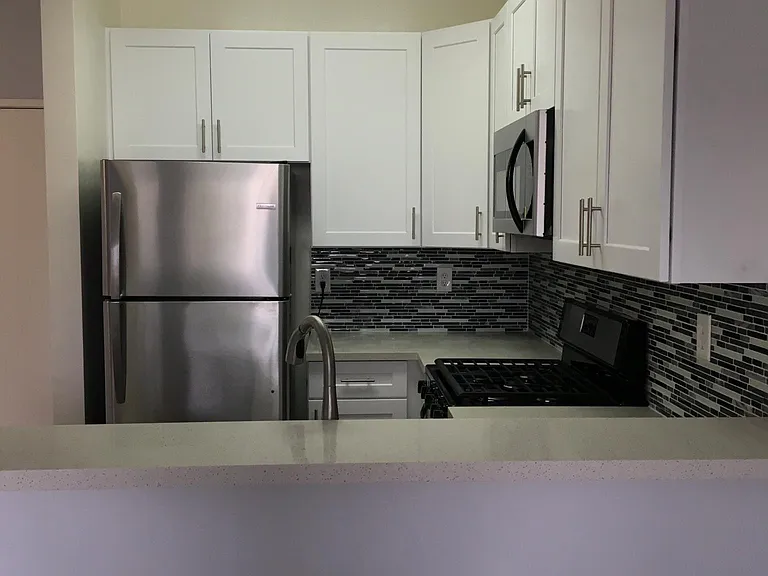 Catalina Apartments — Photo 33