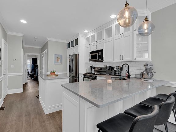 5th image of 53 Woodward St #1
