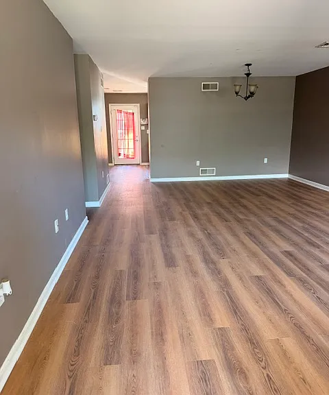 102 Martin Ct — Photo 3