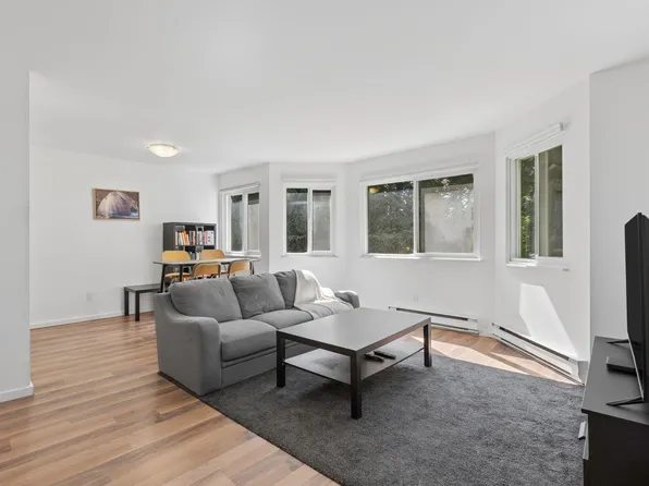 9880 Manchester Dr #405, Burnaby, BC V3N 4R3