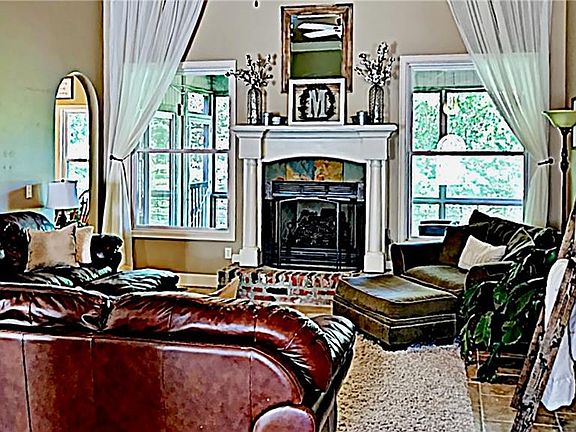 5th image of 8 Holt Ln