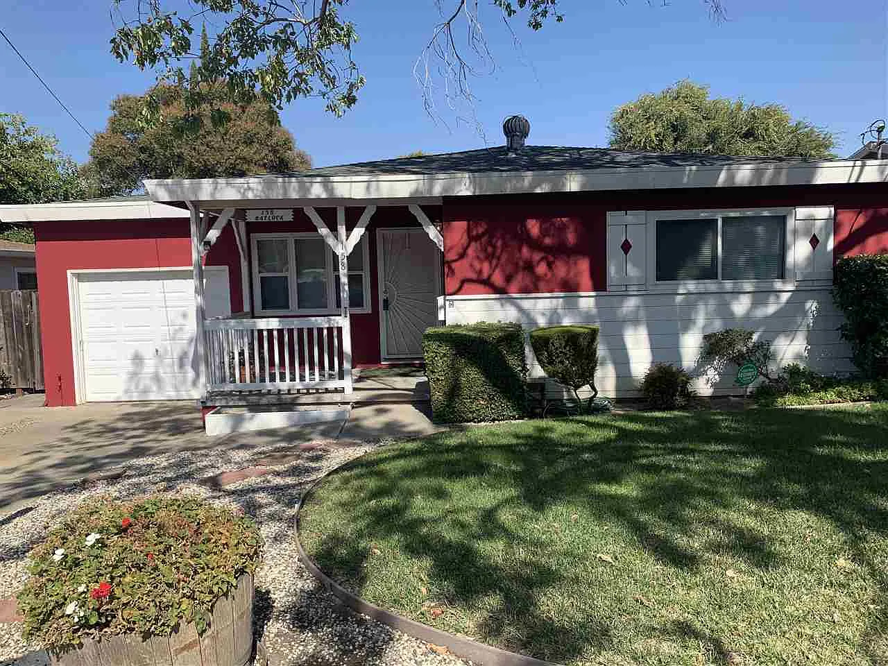 158 Manville Ave photo 1