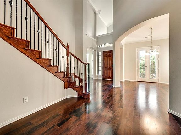 4th image of 1014 Wooded Creek Dr