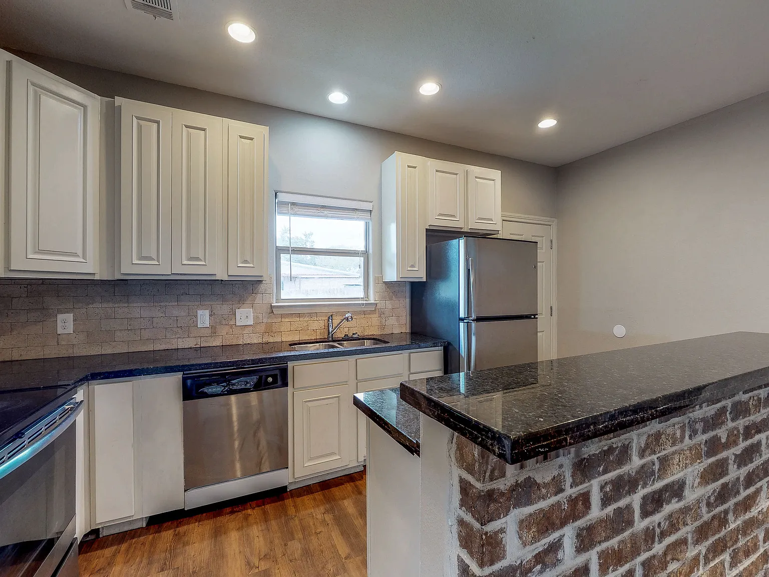 5 bed, 2000 sqft, $3,700 — Photo 4