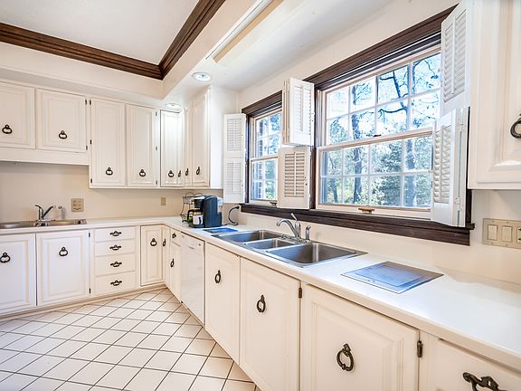 5th image of 2522 Herren St