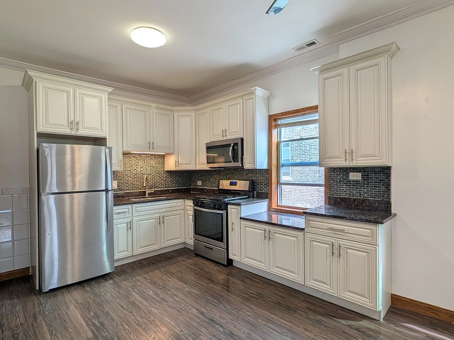 3 bed, 900 sqft, $1,800 — Photo 1