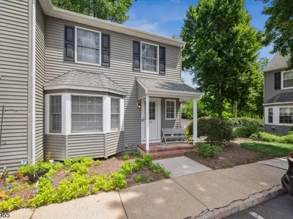 32 Village Ct, Bound Brook Boro, NJ 08805