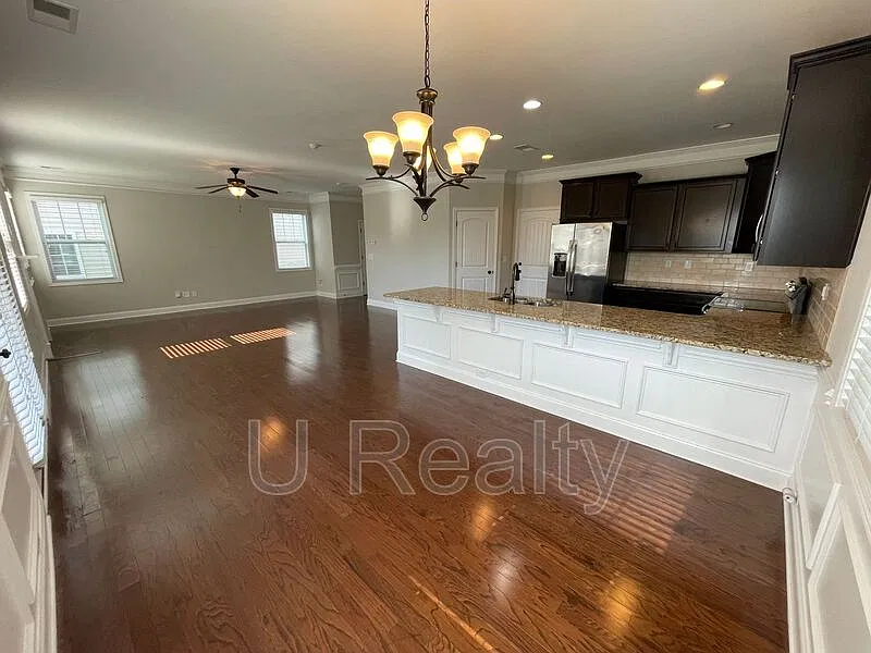 4 bed, 2.5 bath, 2204 sqft, $2,395 — Photo 3
