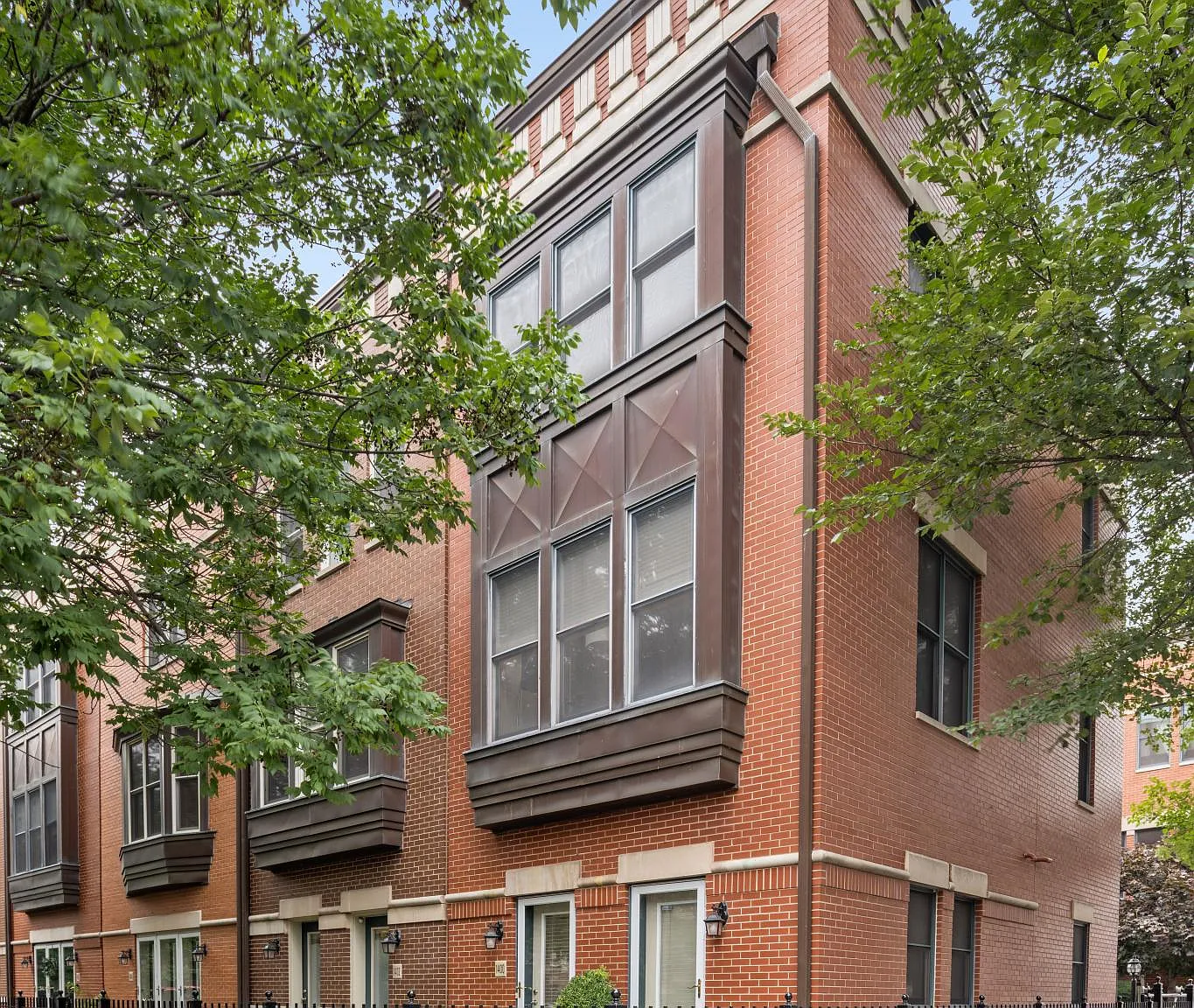2 bed, $3,200 — Photo 1