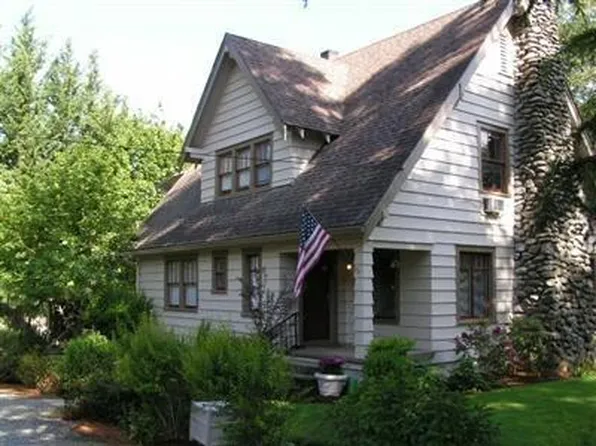 324 Mountain View Pl, Grants Pass, OR 97527