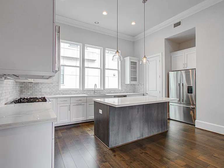 9532 London Bridge Sta — Photo 16